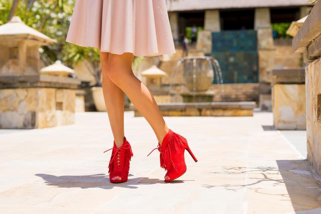 Красные туфли — классика, которая оживит скучную стилизацию