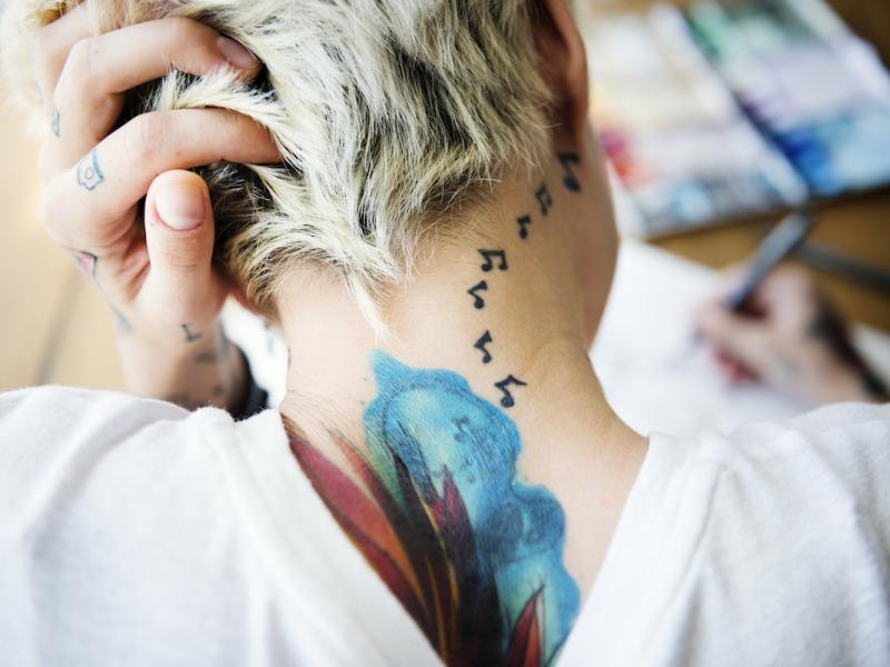 5 вещей, которые нужно знать, прежде чем делать татуировку на шее