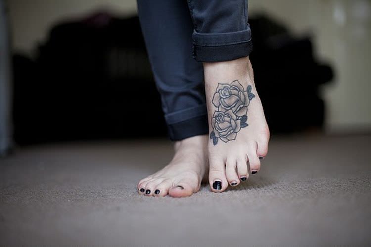 Это женственно, но больно. Что стоит знать о татуировках ног?