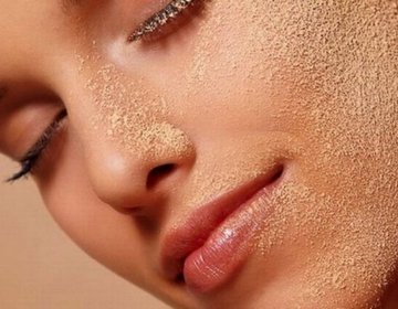 Что делать, если кожа на лице шелушится: причины и их устранение
